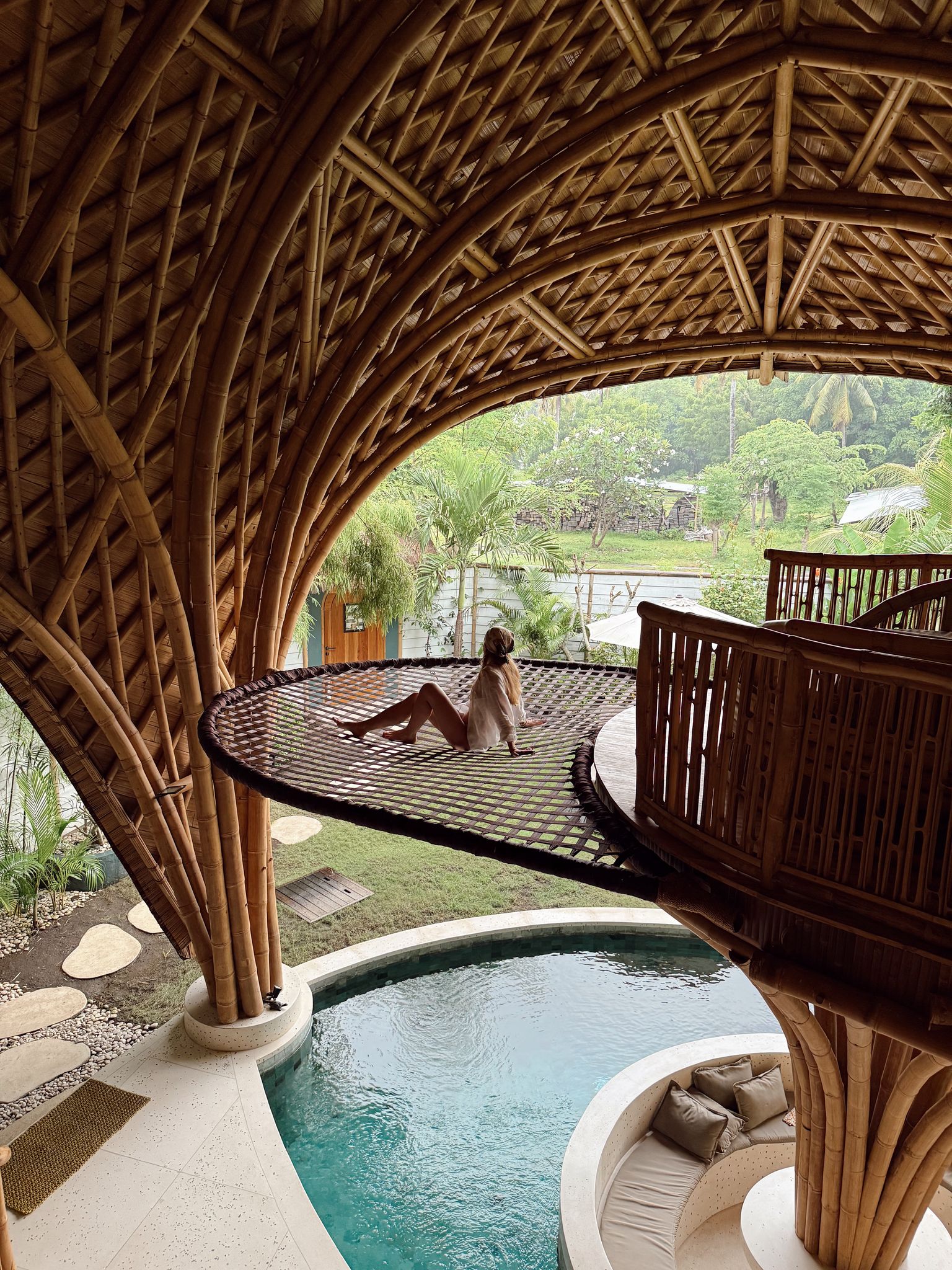 Arquitectura de bambú integrada en la selva.