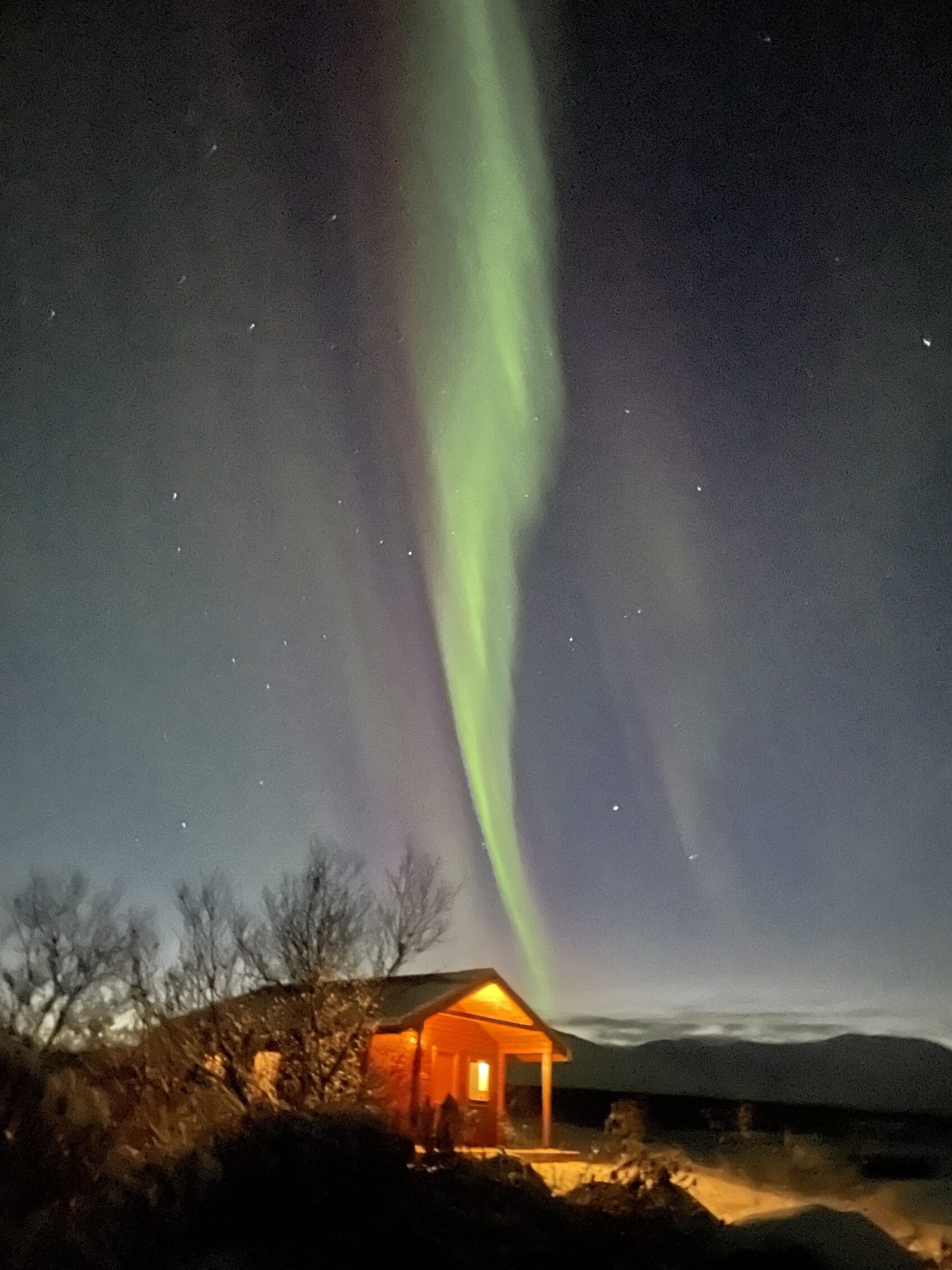 Aurora boreal en Islandia sobre cabaña