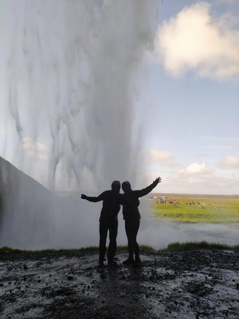 Cascada Seljalandsfoss en Islandia con viajeros