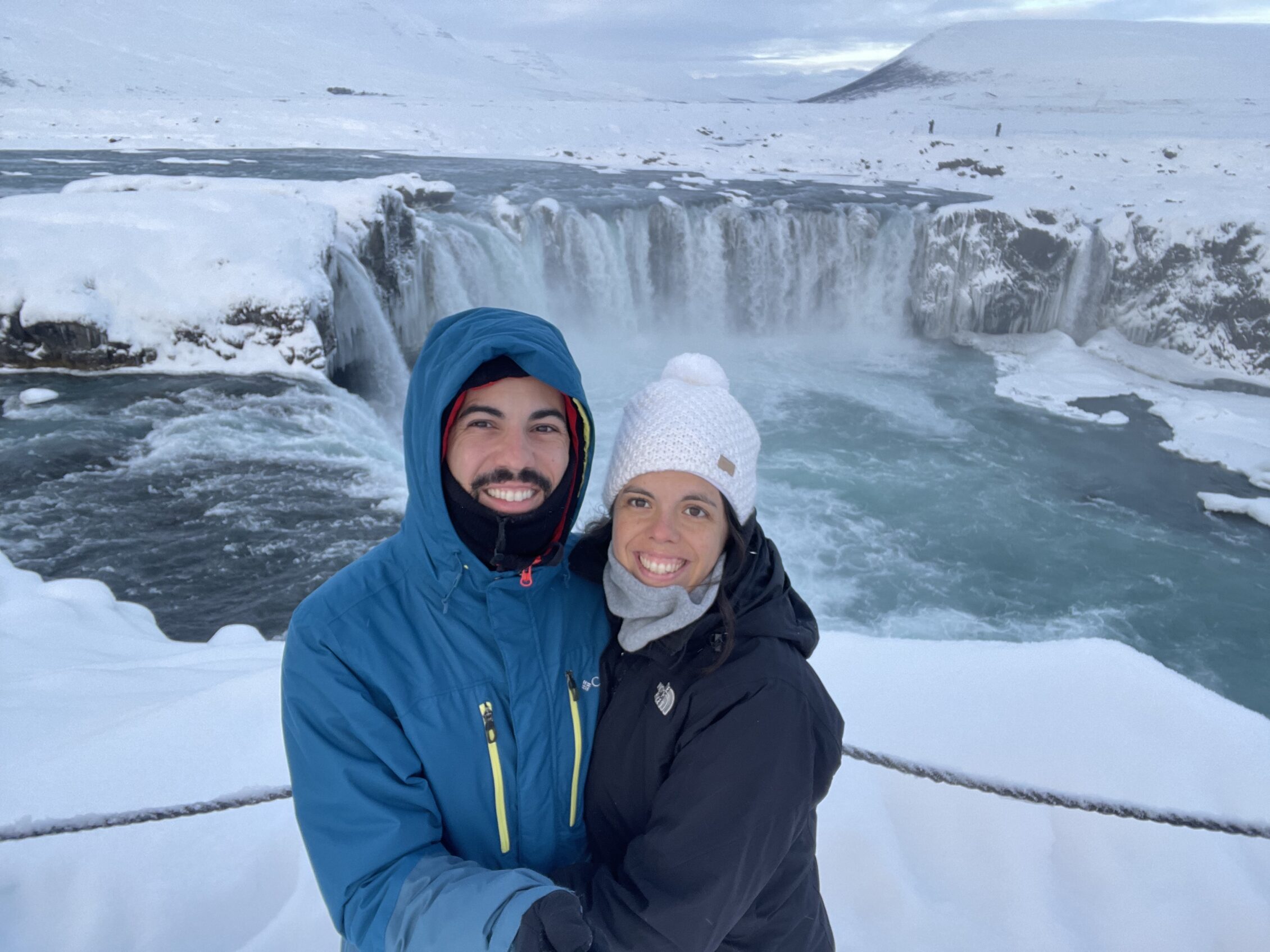 Cascada en Islandia en invierno con pareja