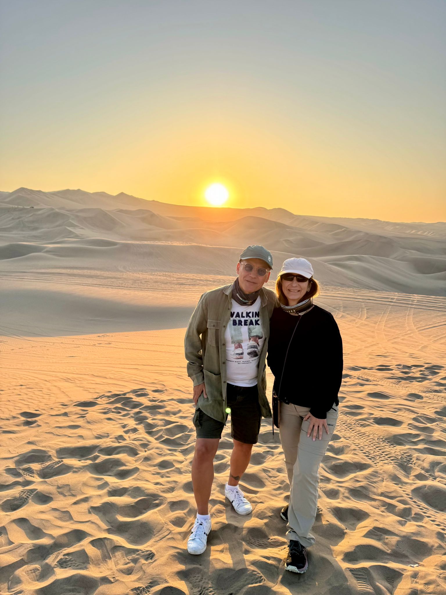 Puesta de sol en dunas de Ica, Perú con clientes de Kareba Viatges.