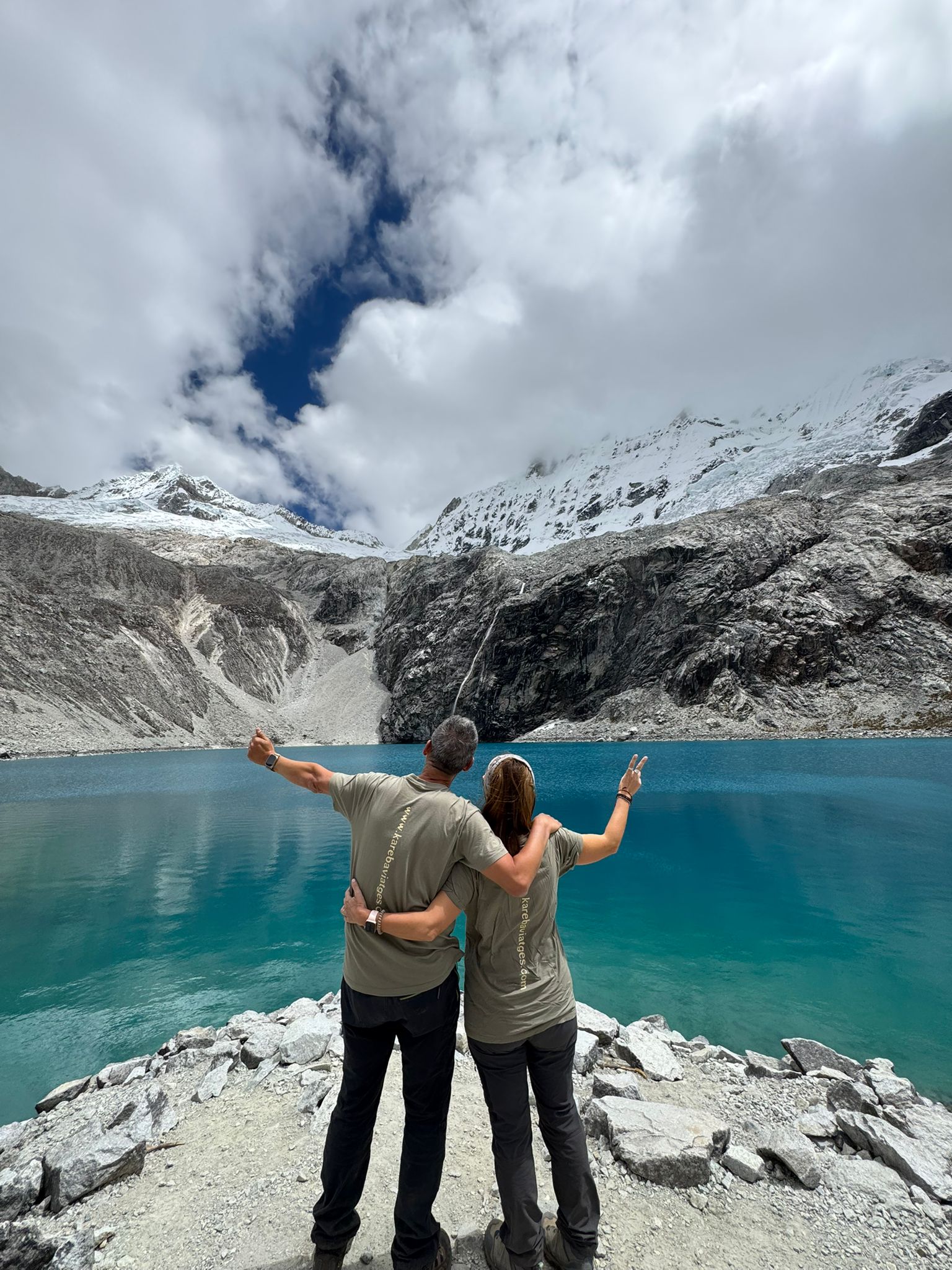 Viajeros Kareba frente a la imponente Laguna Humantay en Perú
