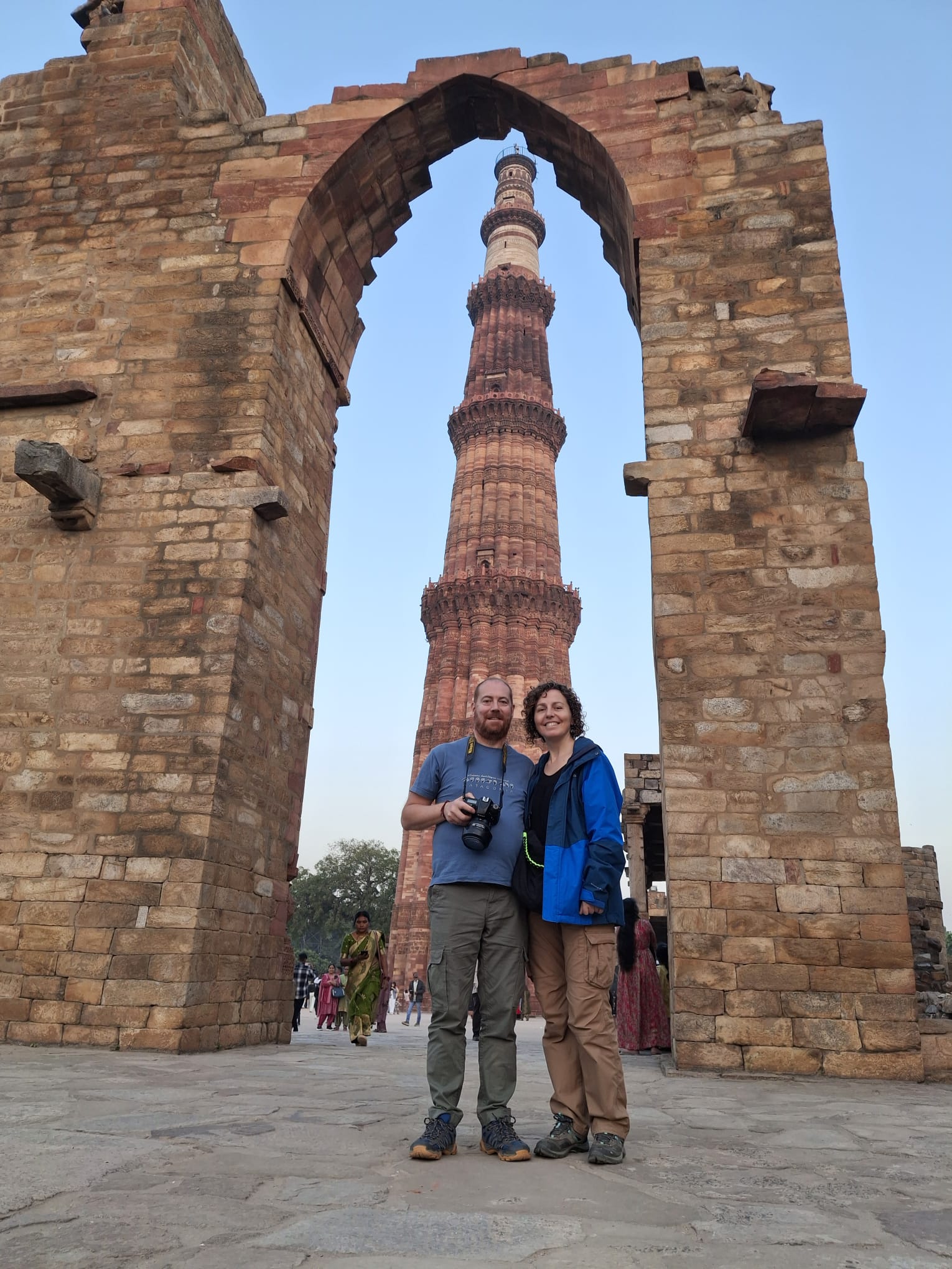 El Qutub Minar se alza entre ruinas históricas en Delhi.