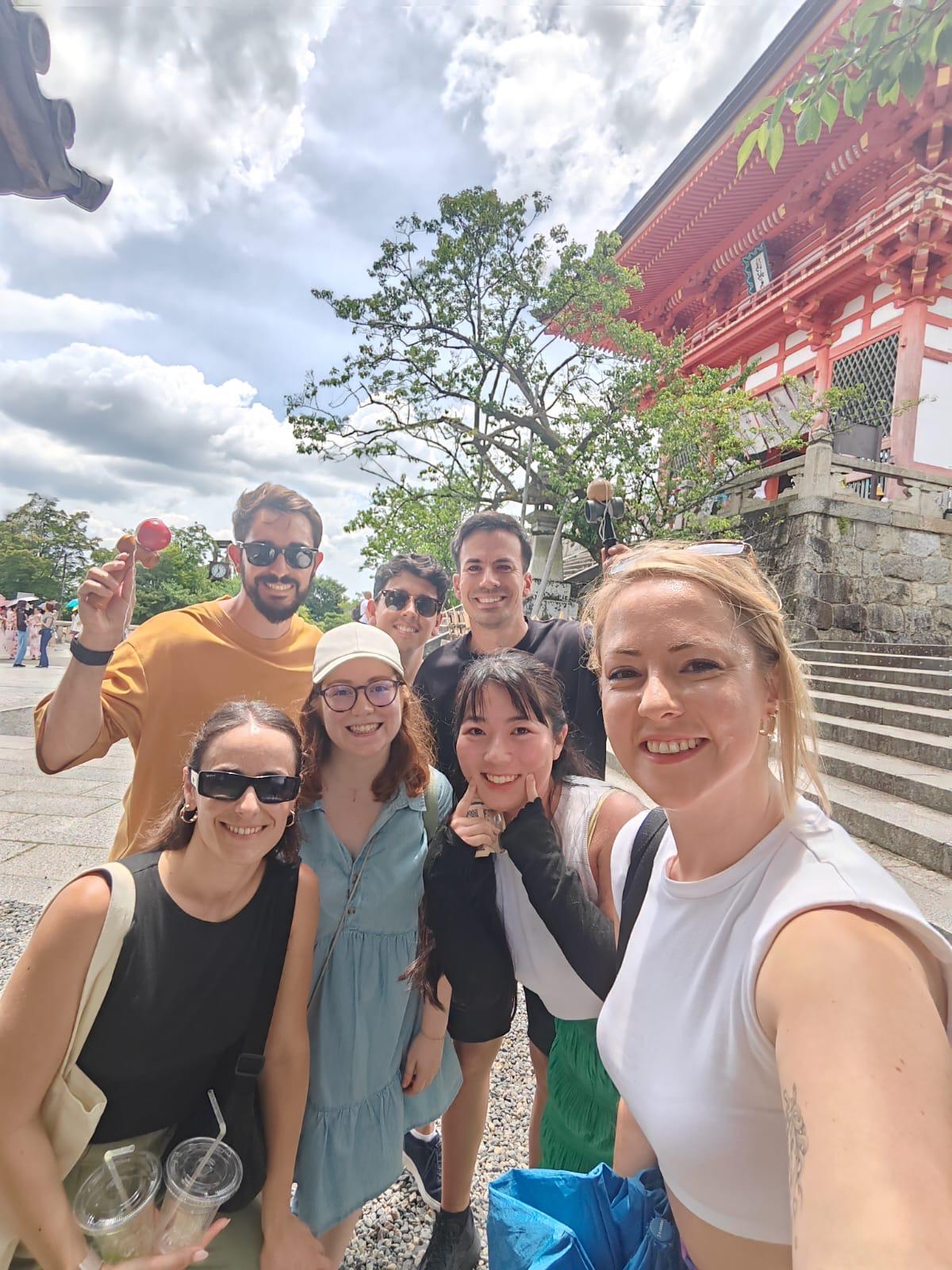Japón urbano luces, barrios y vida local.