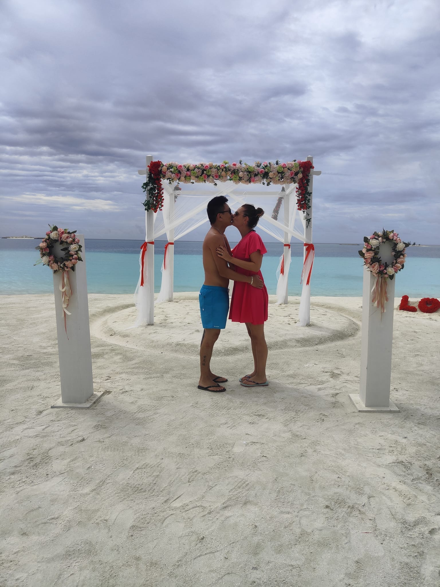 Luna de miel en Maldivas, privacidad total frente al mar.