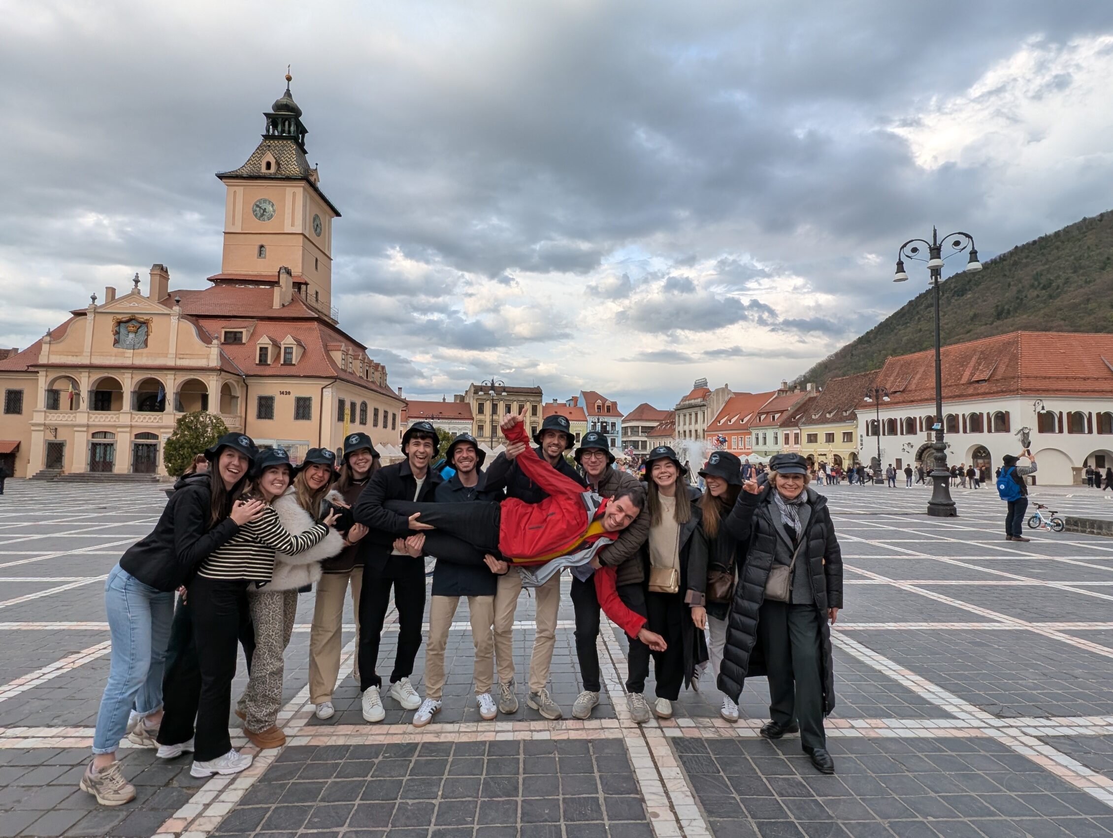 Plazas medievales amplias y llenas de vida