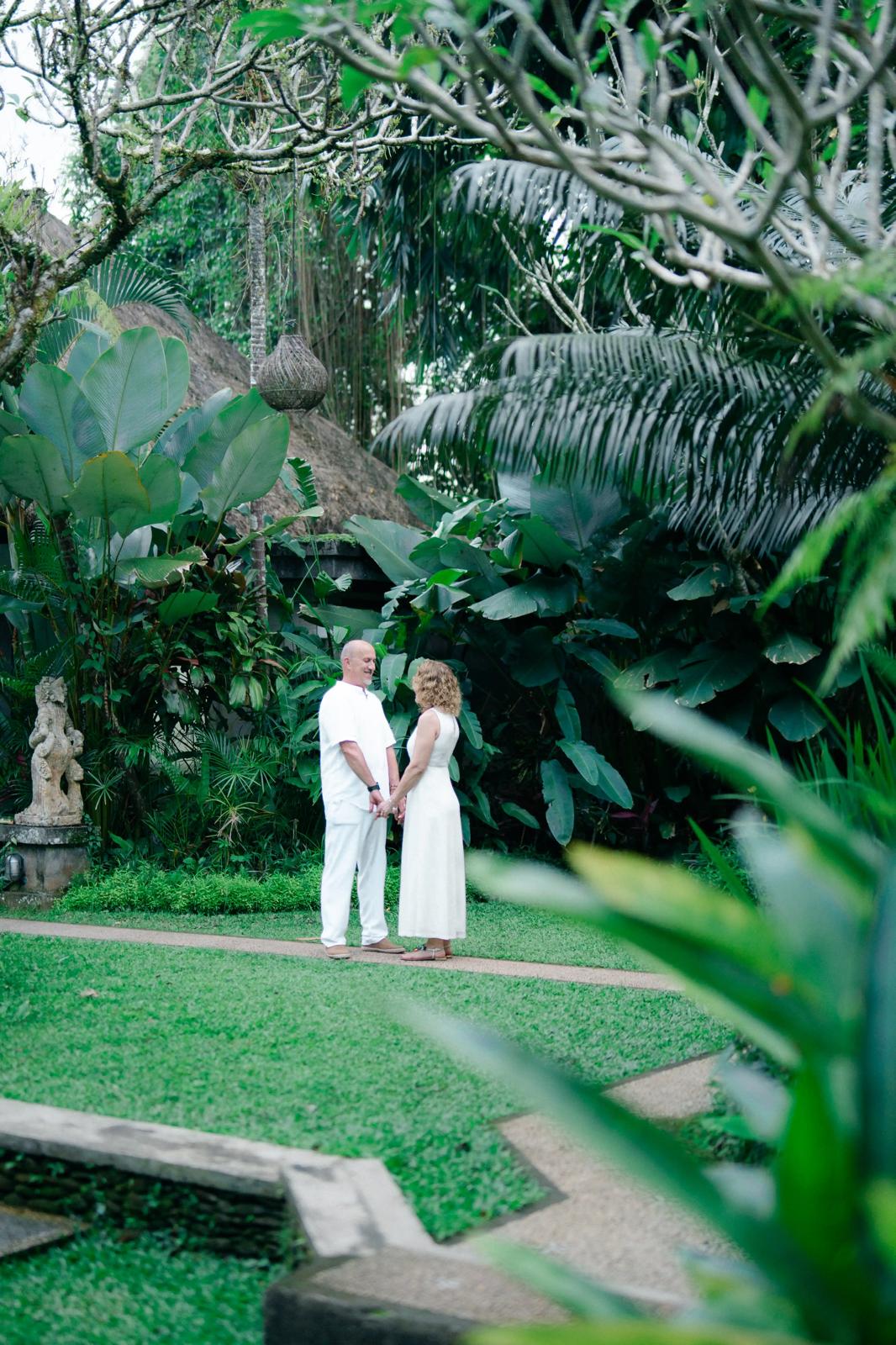 Selva espesa que envuelve cada paso.