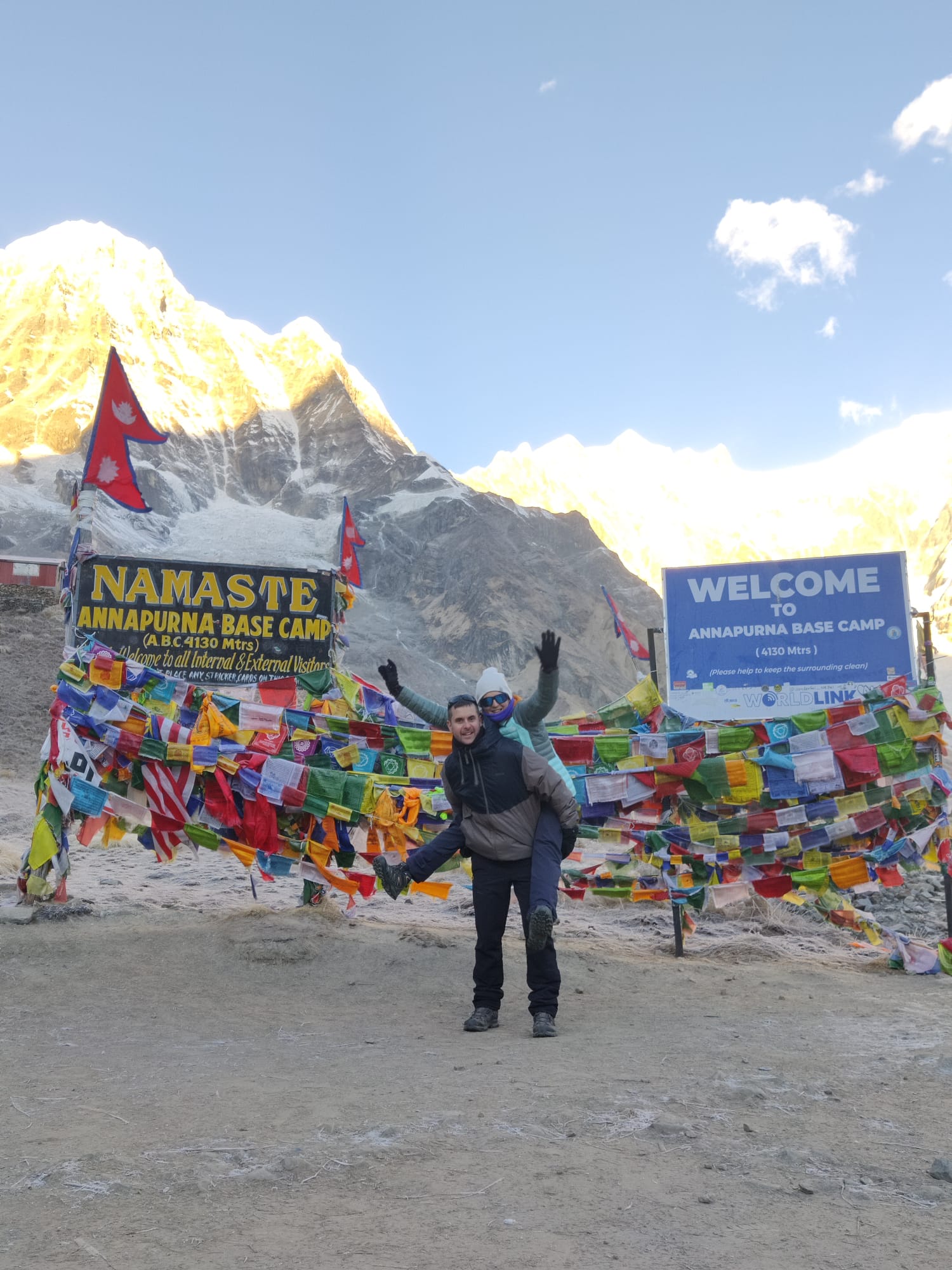 Senderismo en Nepal con vistas a montañas infinitas