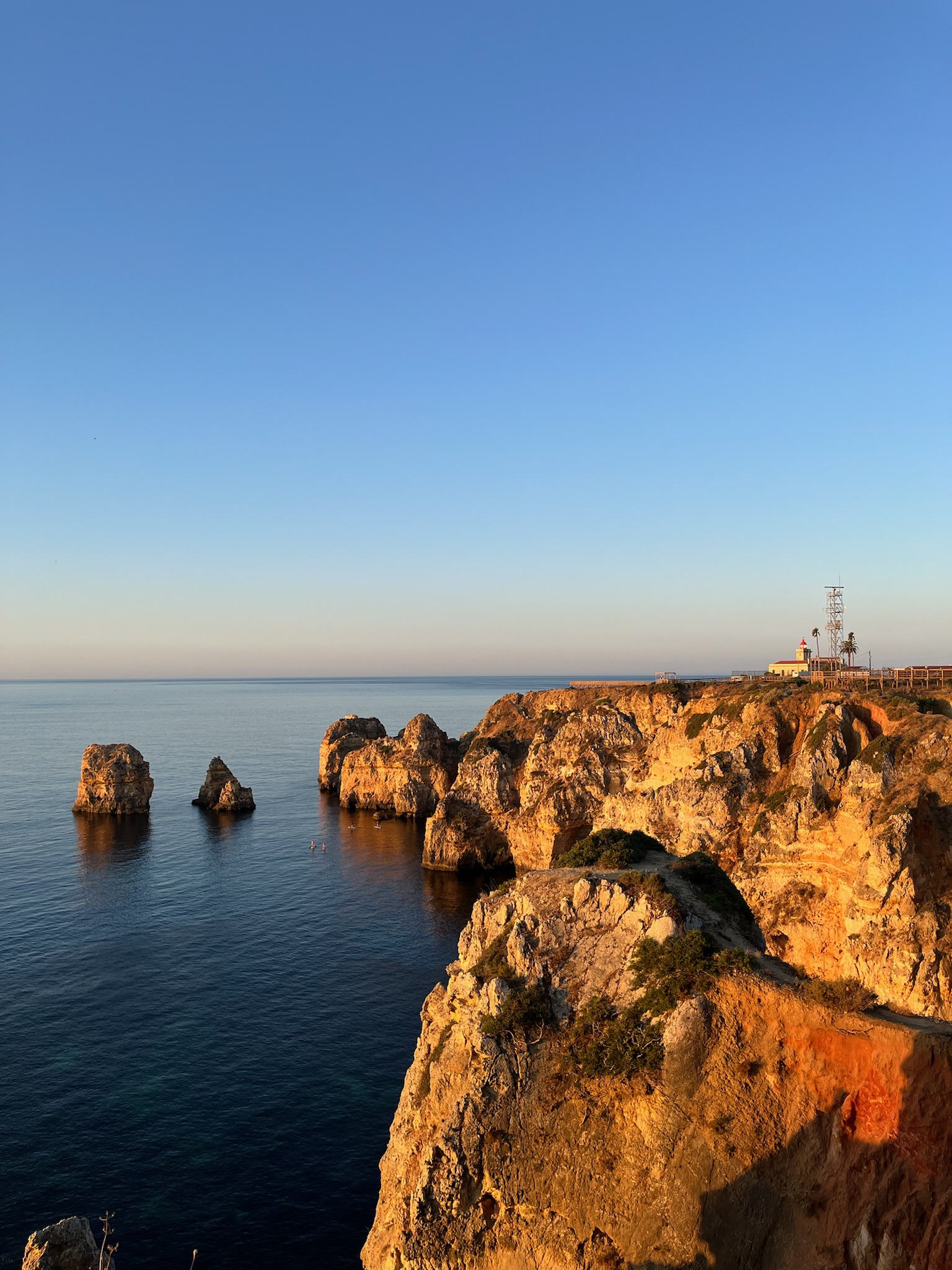 acantilados del algarve al atardecer en portugal