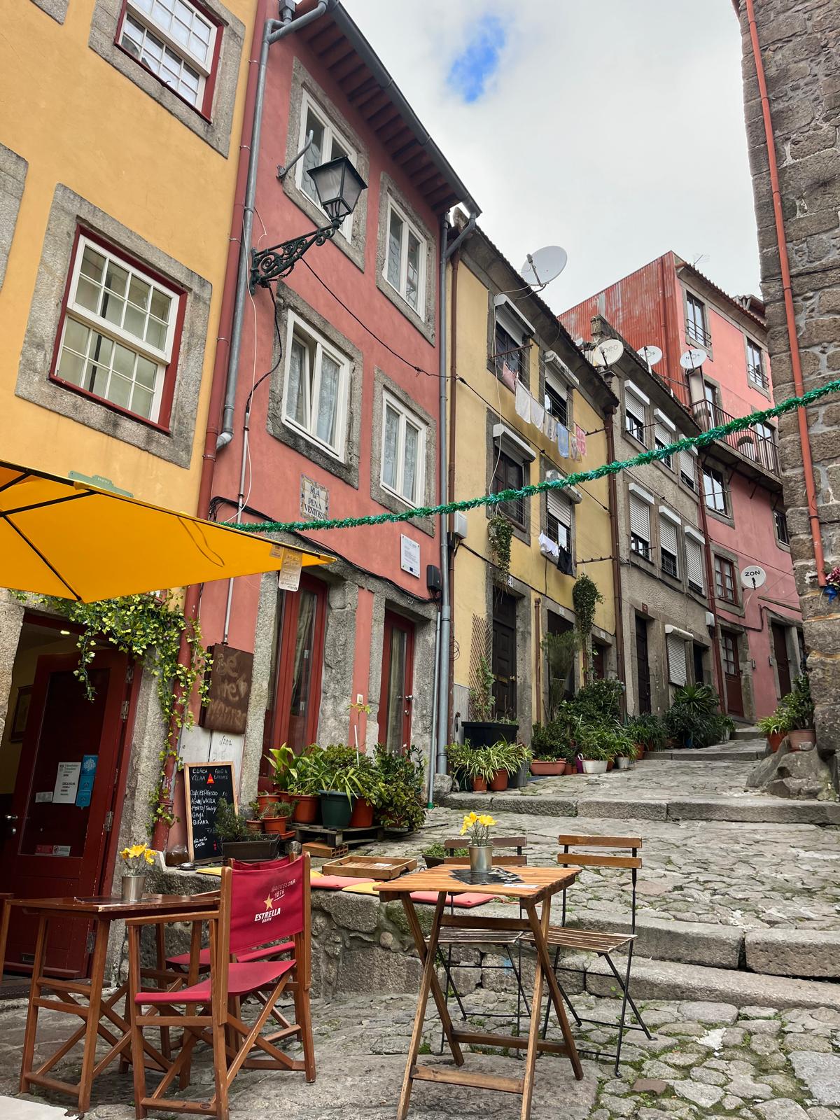 calle con casas de colores en el centro de oporto