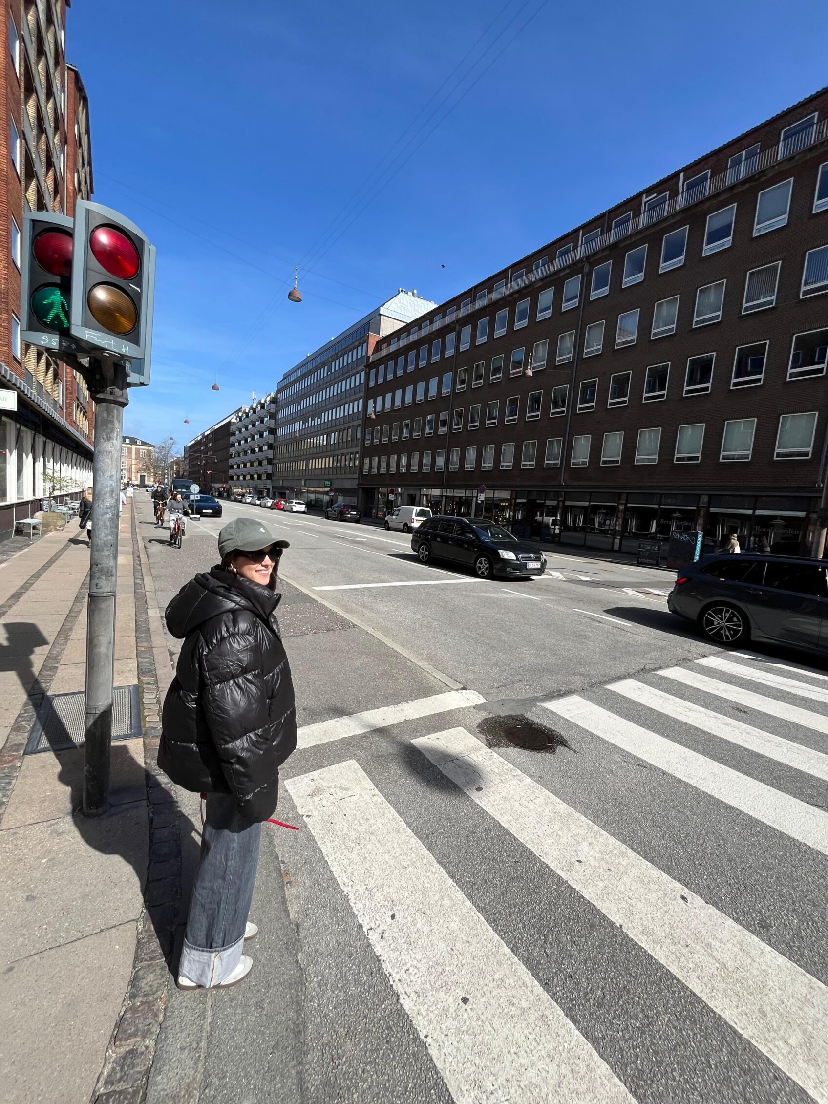 calle de copenhague con semaforo de peatones