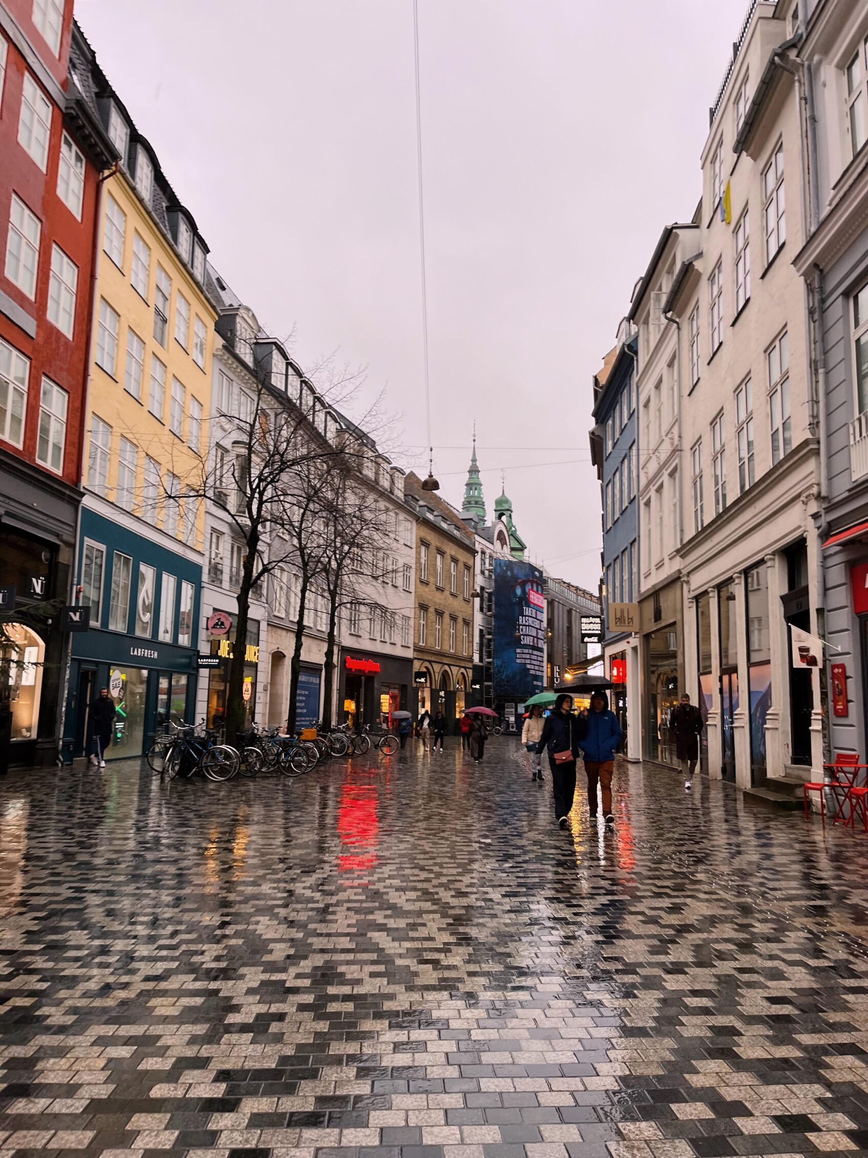 calle del centro historico de copenhague en un dia lluvioso