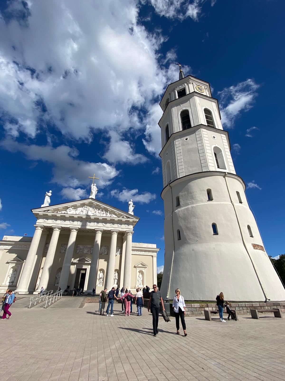 catedral de vilna y torre del campanario lituania