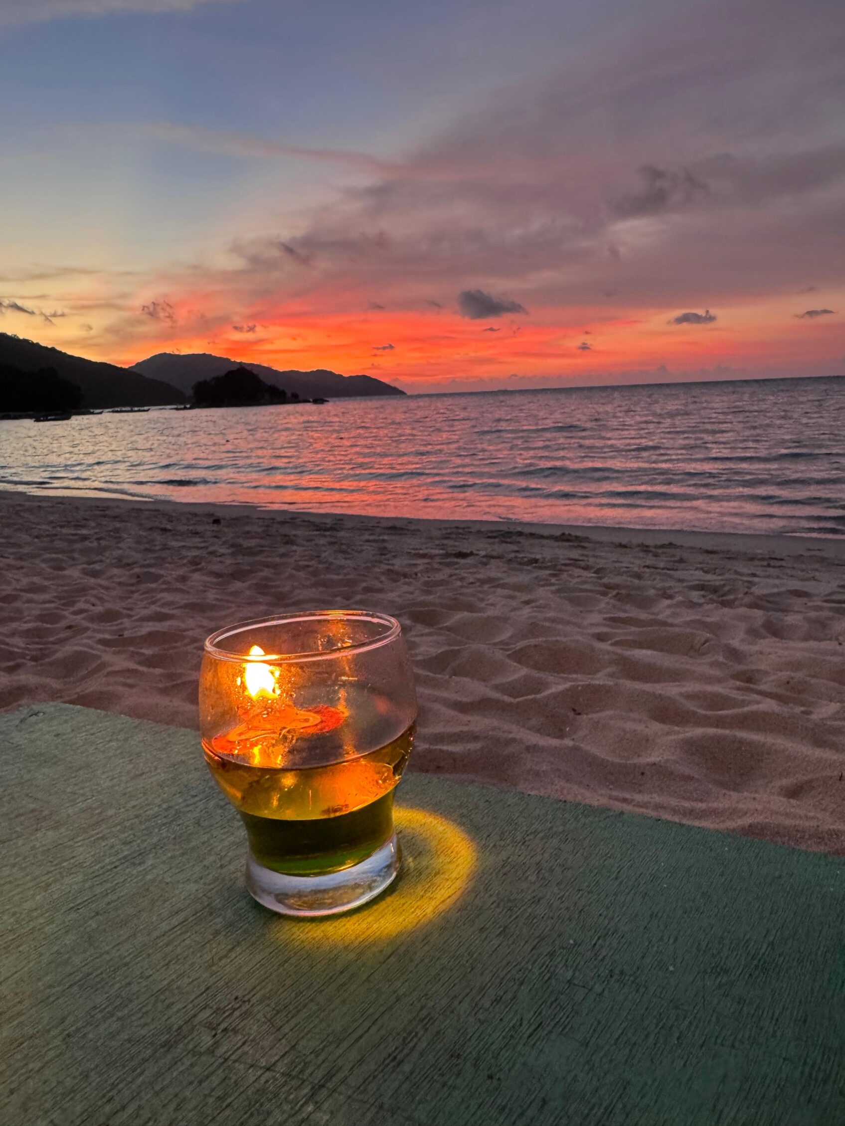 cena en una playa en malasia