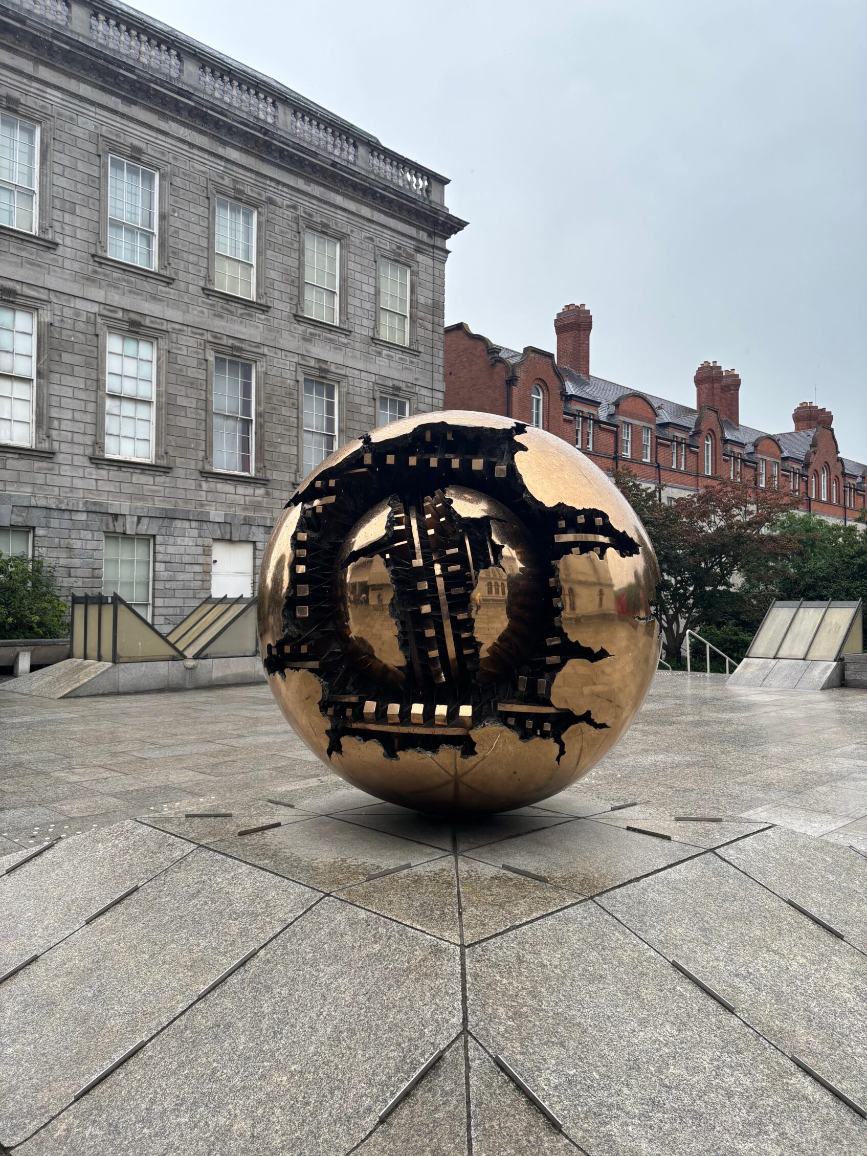 escultura esfera trinity college dublin