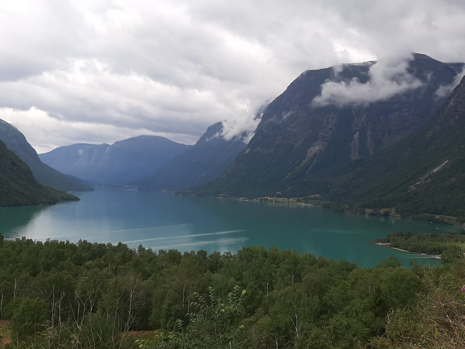 fiordo de noruega con lago y montañas