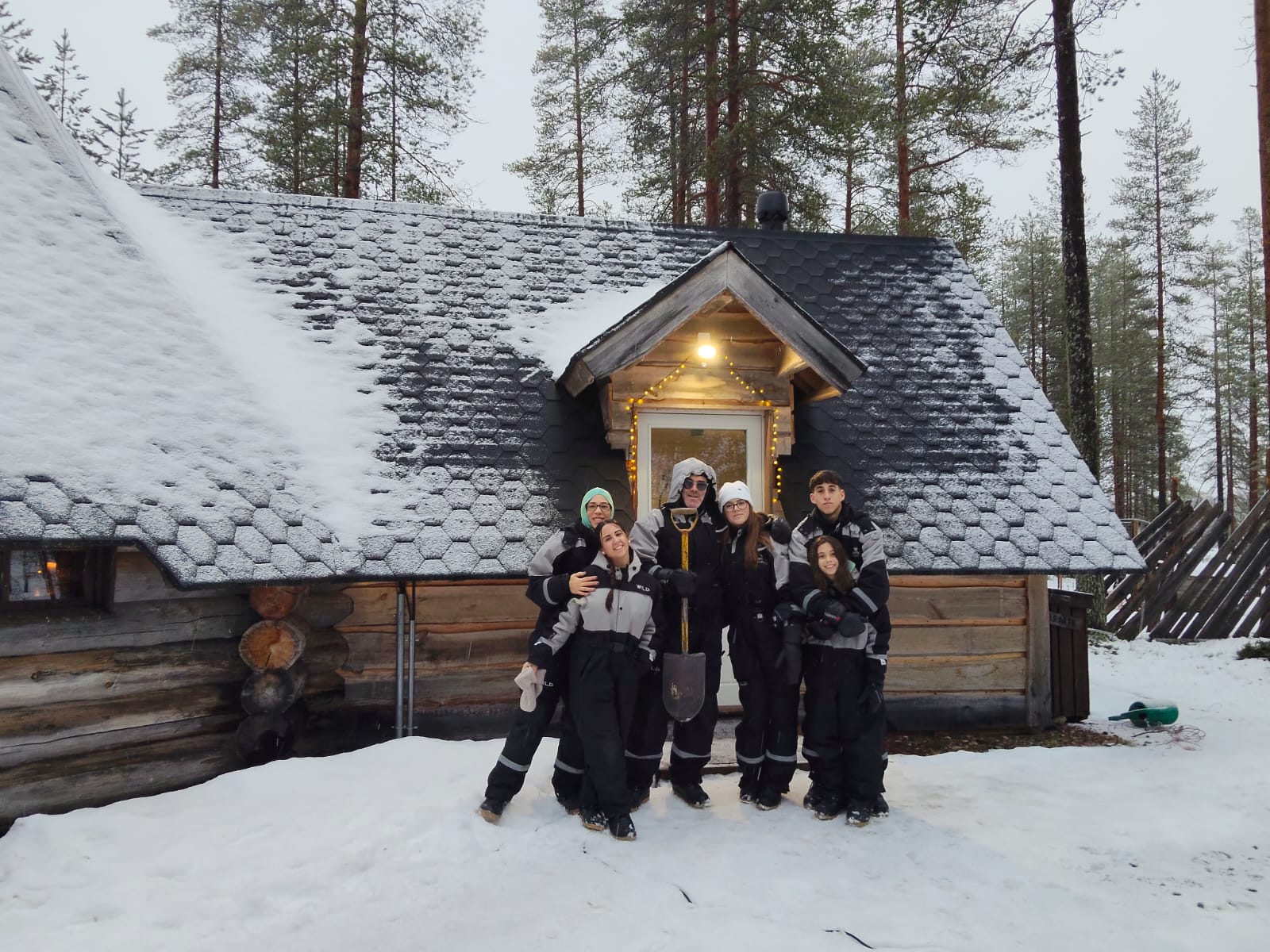 grupo de viajeros alojados en cabana tradicional en finlandia