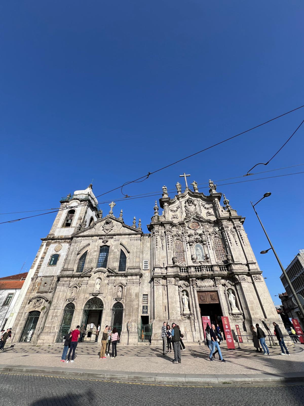 iglesia barroca en el centro historico de oporto