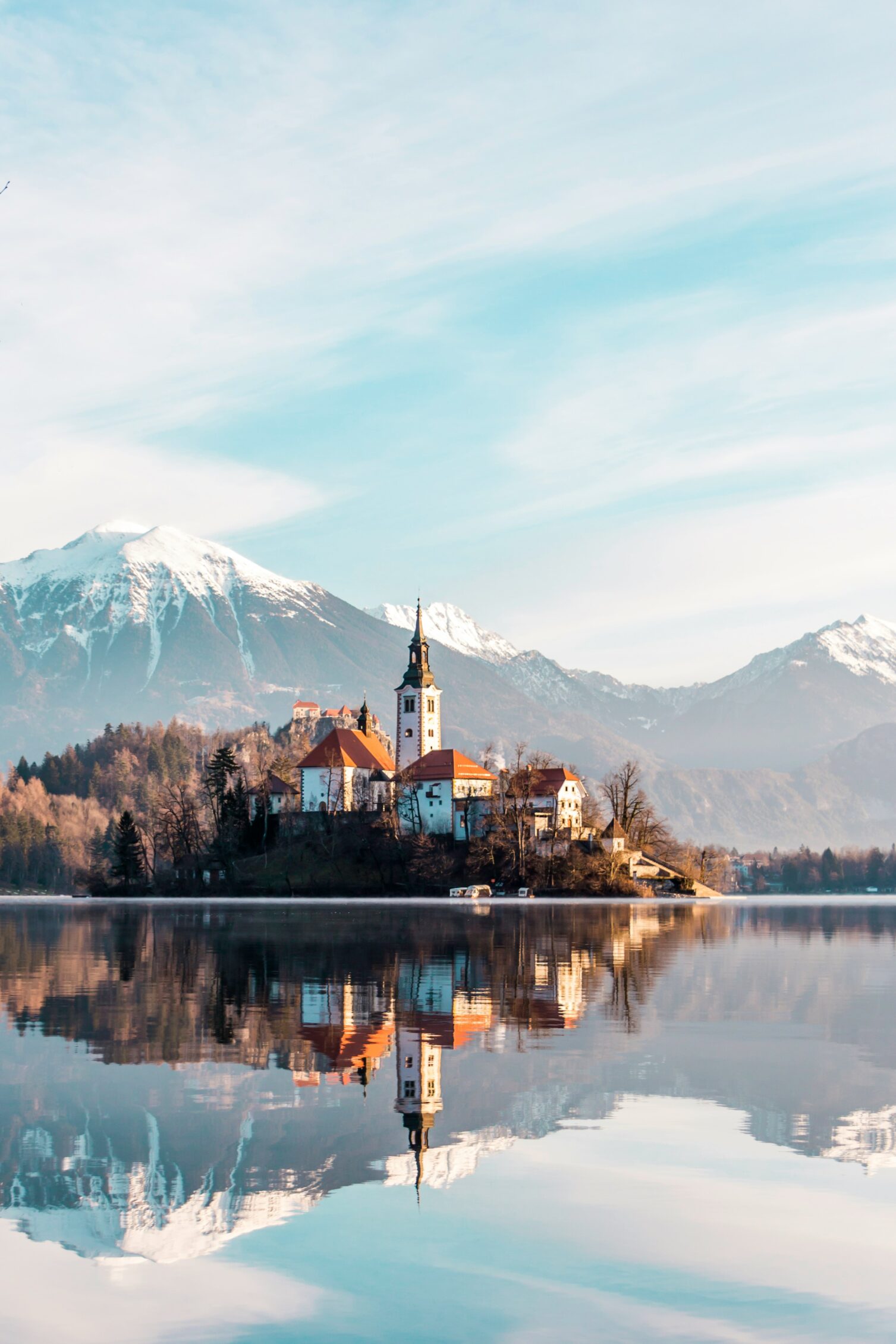 isla del lago bled con iglesia y montañas en eslovenia
