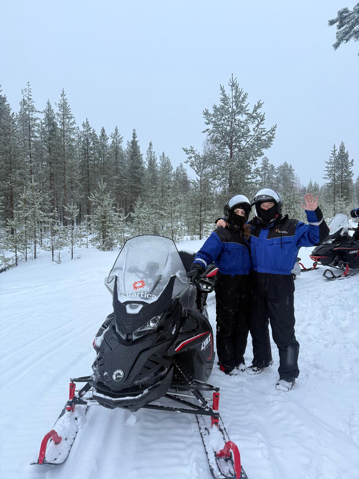 motonieve en laponia finlandesa entre bosques nevados