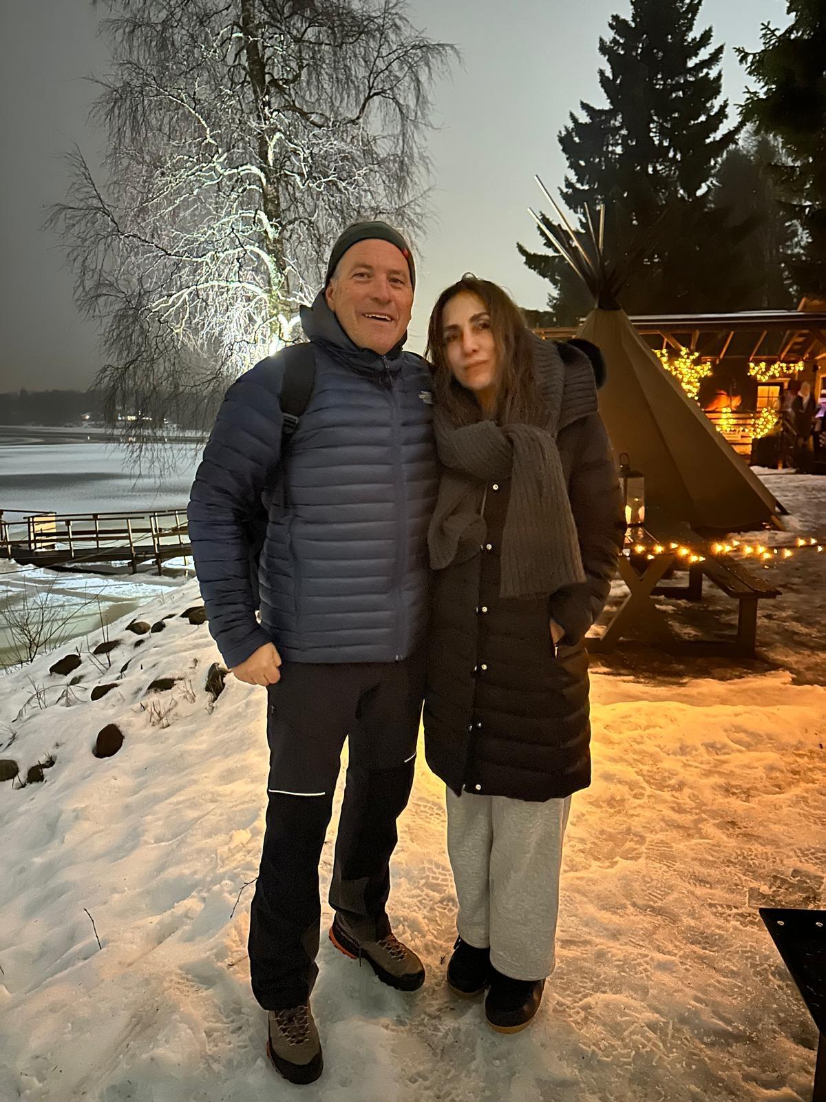 pareja viajando en invierno en finlandia rodeada de nieve