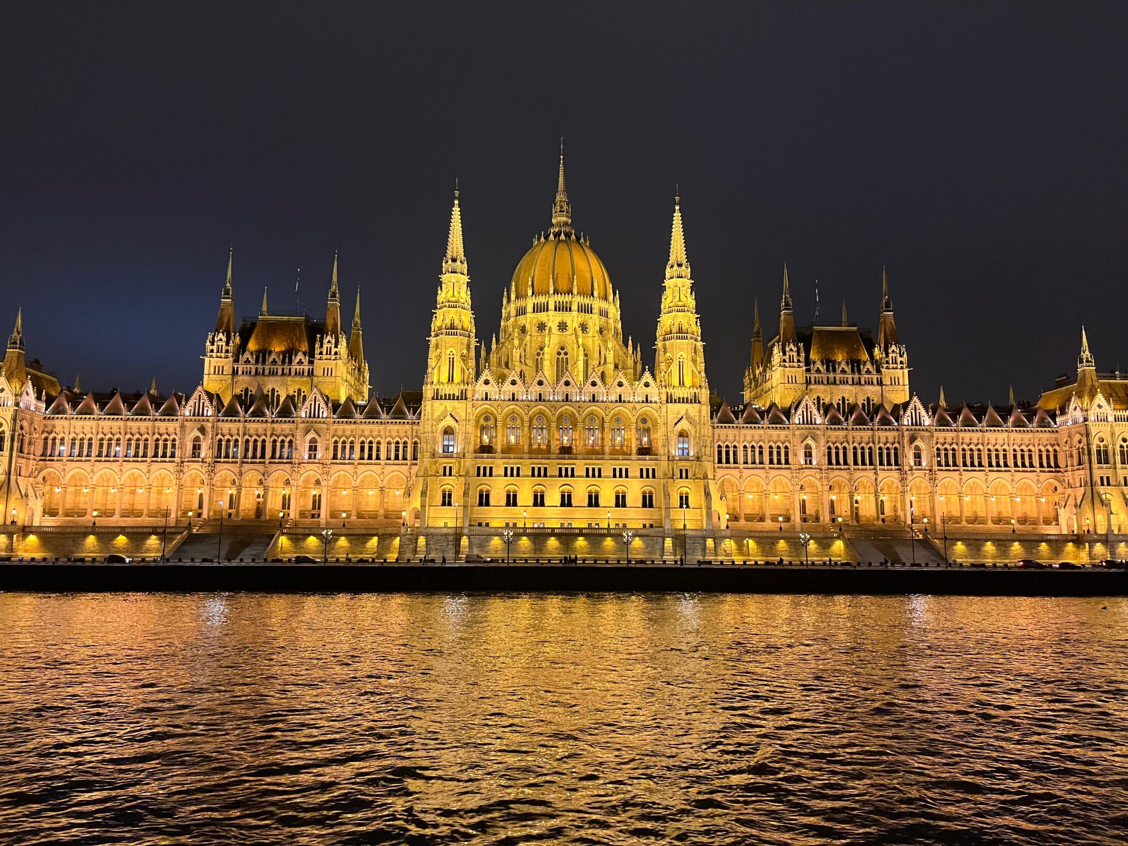 parlamento de budapest iluminado de noche