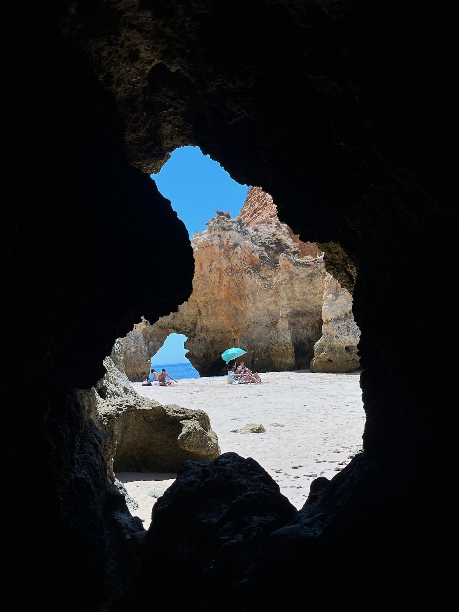 playa del algarve vista desde una cueva marina