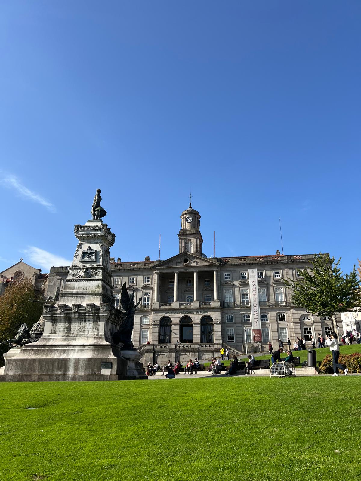 plaza historica de oporto con edificio monumental