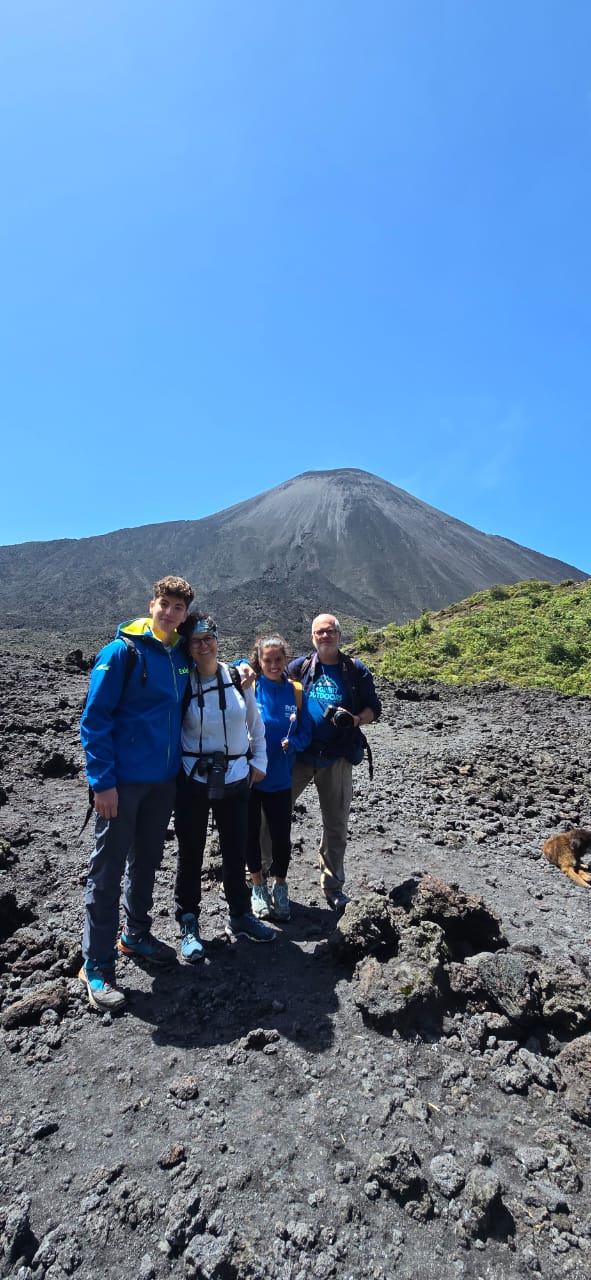 Clientes subiendo volcan Pacaya en Guatemala
