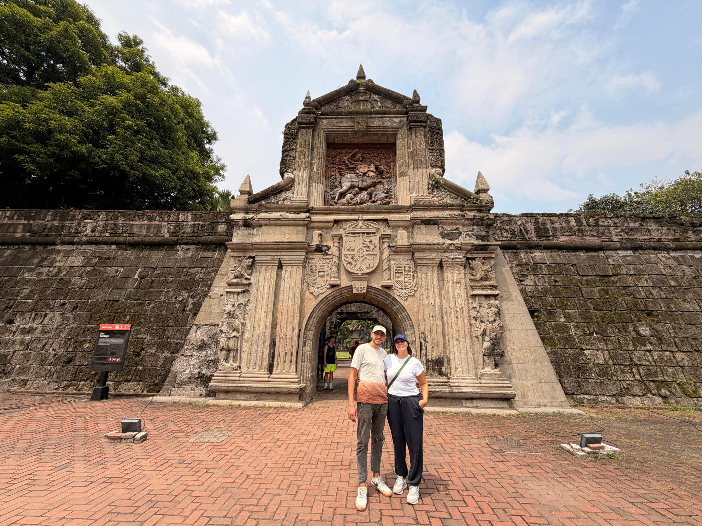 templo con viajeros en filipinas