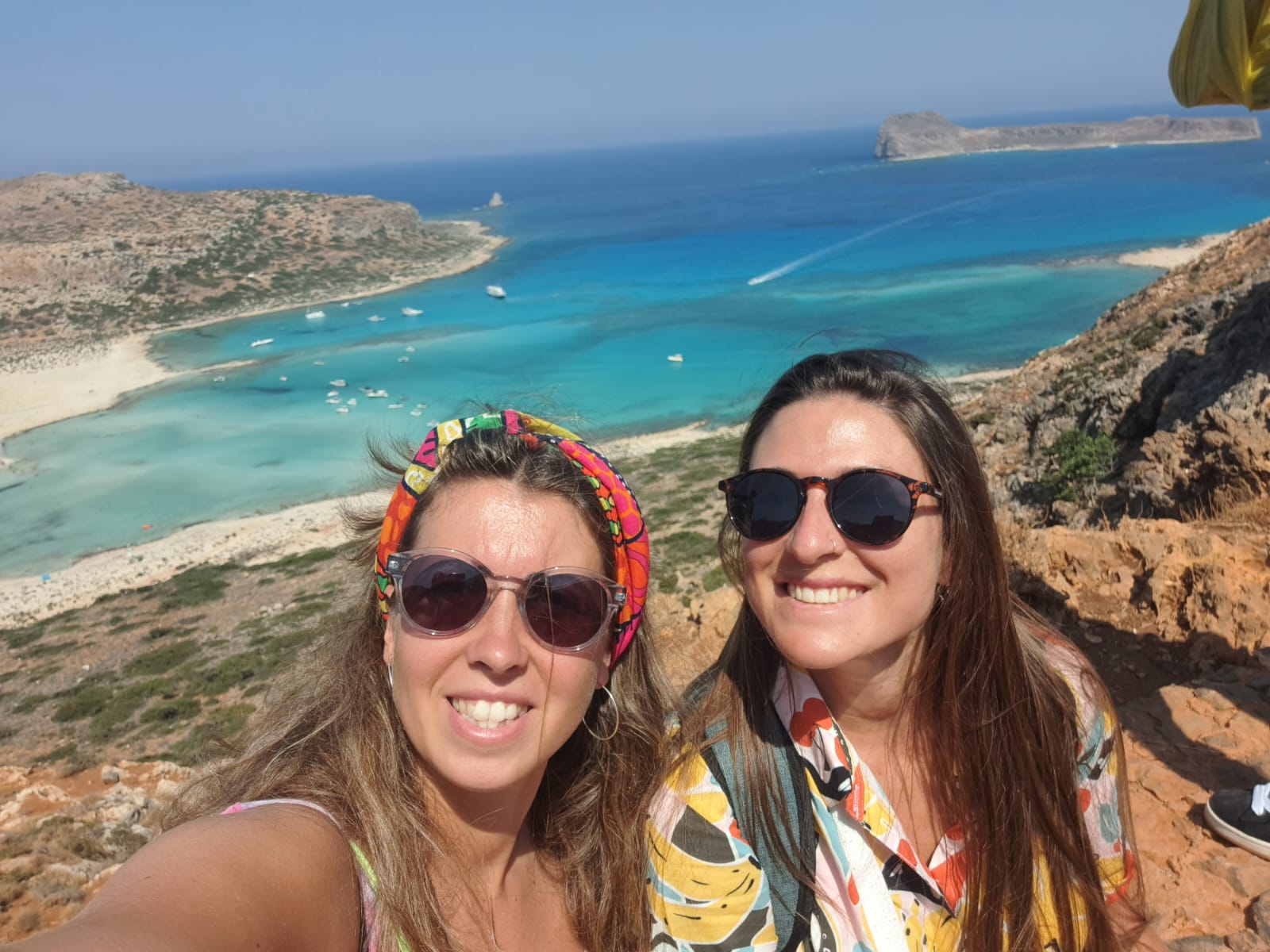 viaje-con-amigas-playa-en-creta-grecia