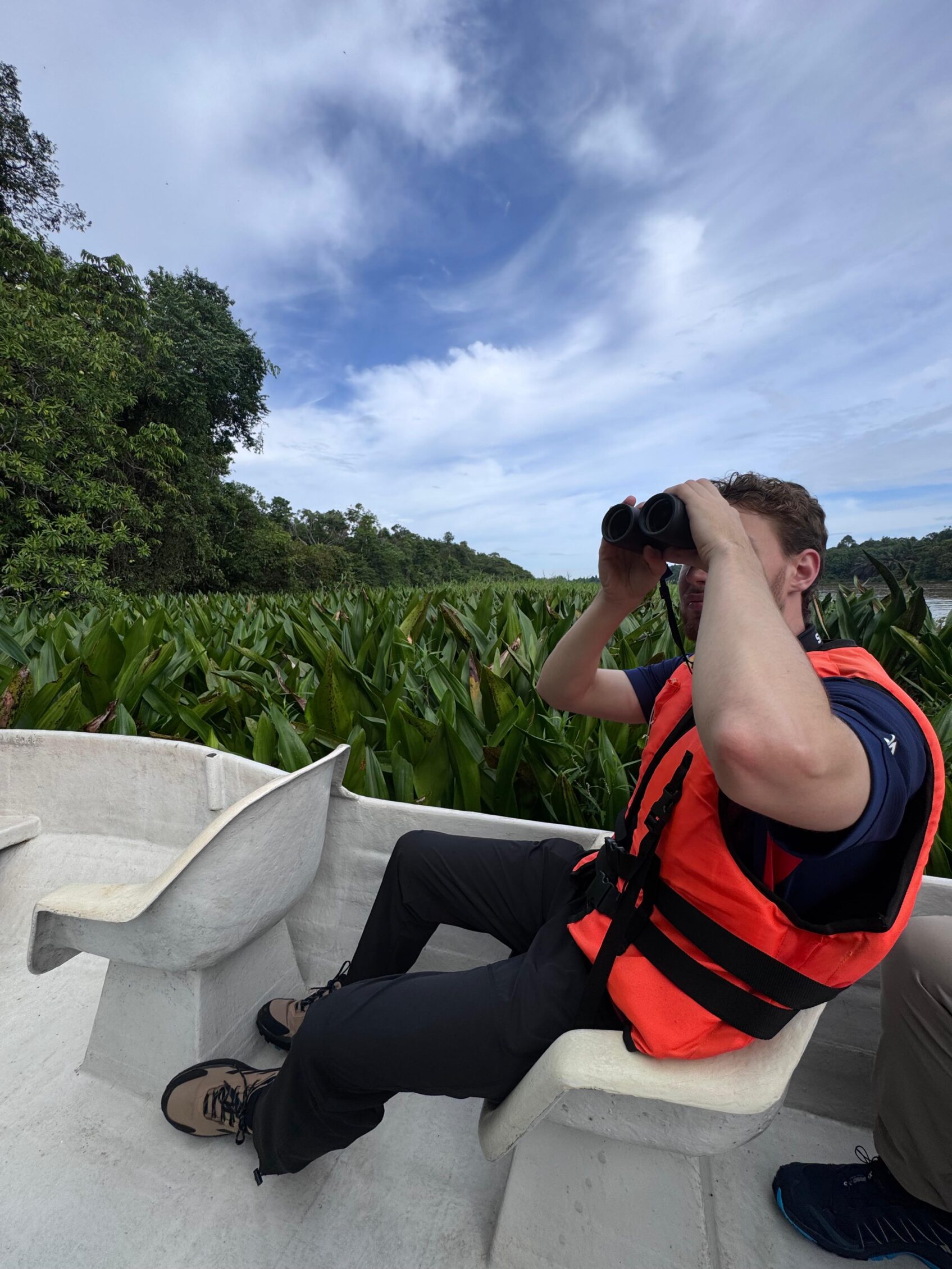 viajero con vinoculos mirando malasia