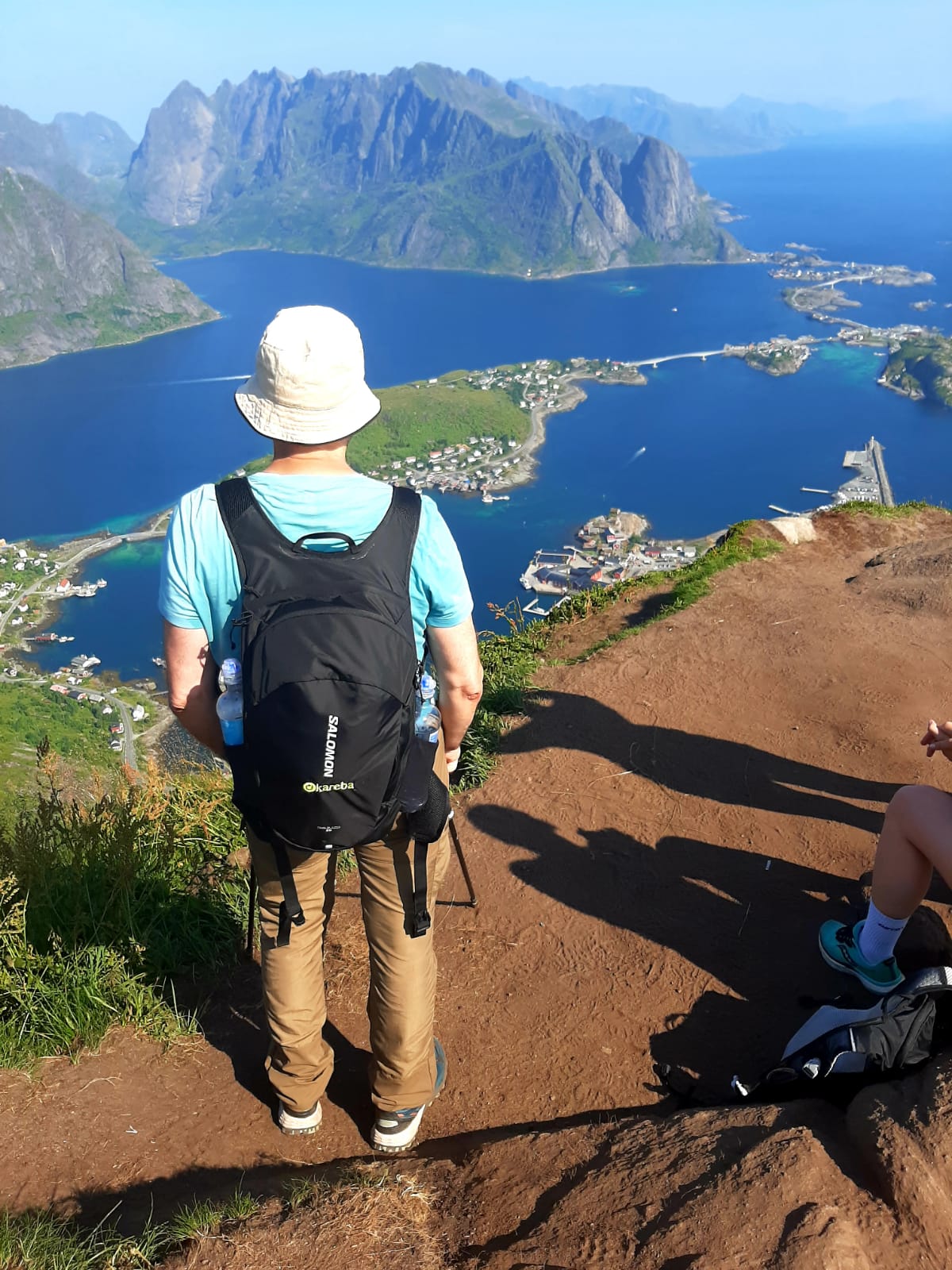 viajero en mirador de las islas lofoten noruega
