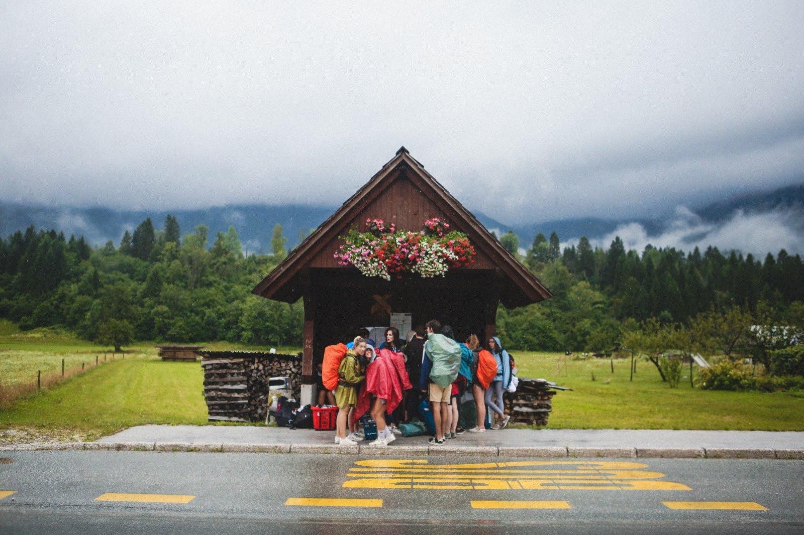 viajeros esperando el autobus en un pueblo rural de eslovenia