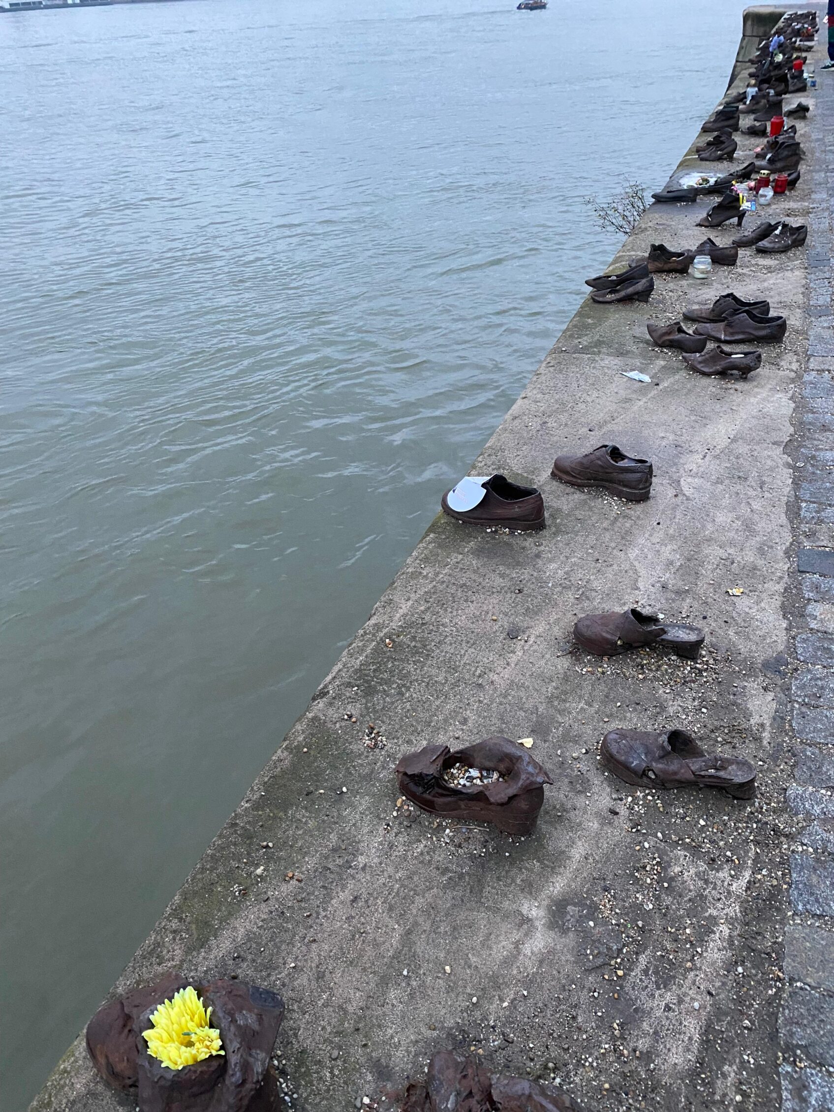 zapatos en la orilla del danubio budapest